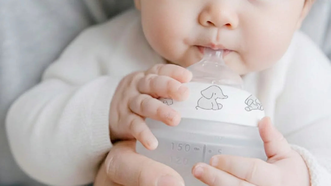 Bébé tenant un biberon Élhée Éléphant en silicone médical