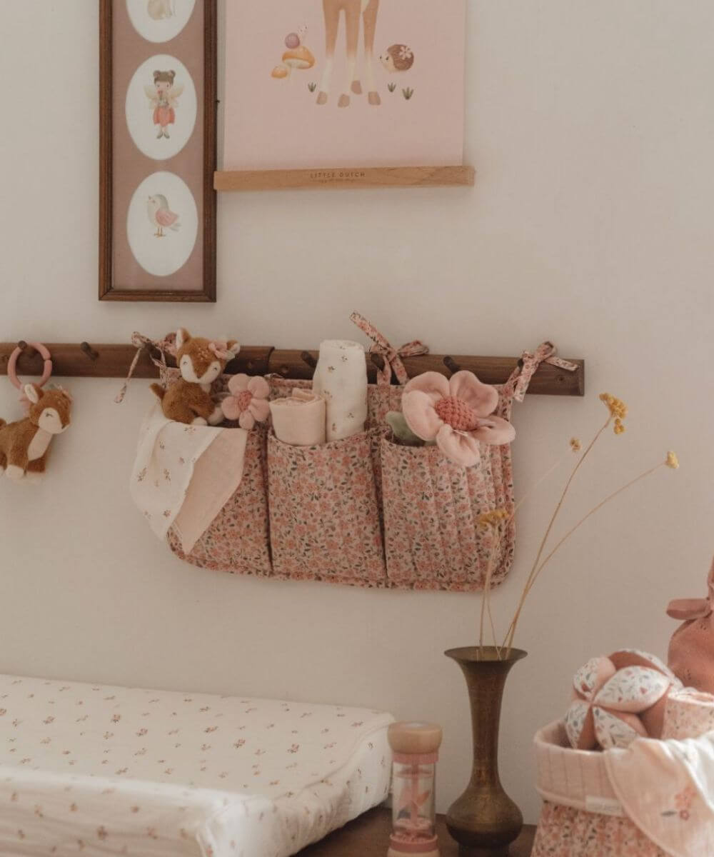 Chambre de de bébé avec lange, matelat a langer et diverses jouets pour bébé