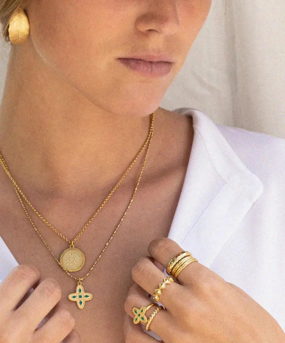 Photo portée d'une sélection des bijoux Bacci Paris disponibles chez Merci Léonie