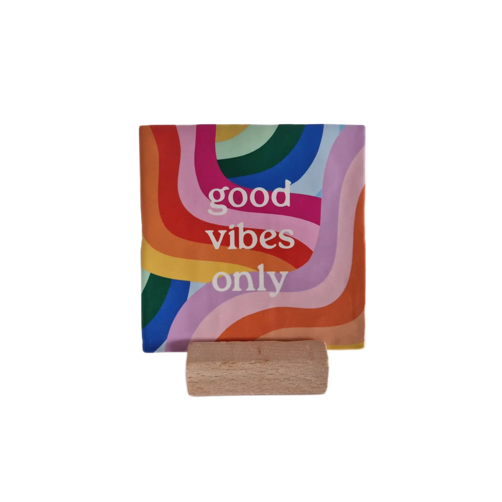 Carreau décoratif en céramique Good Vibes Only sur un fond blanc