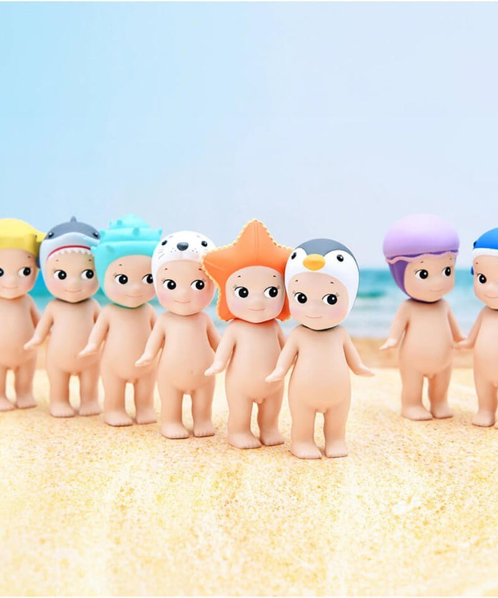 Figurines Sonny Angel Animaux Marins réunies dans un décor marin