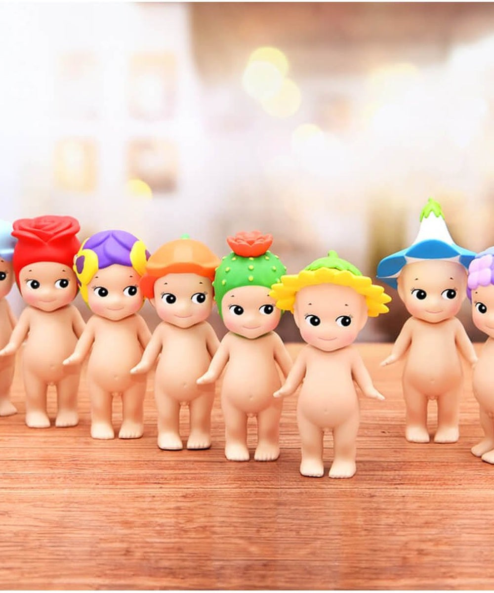 Figurines Sonny Angel Fleurs réunies dans un décor fleuri