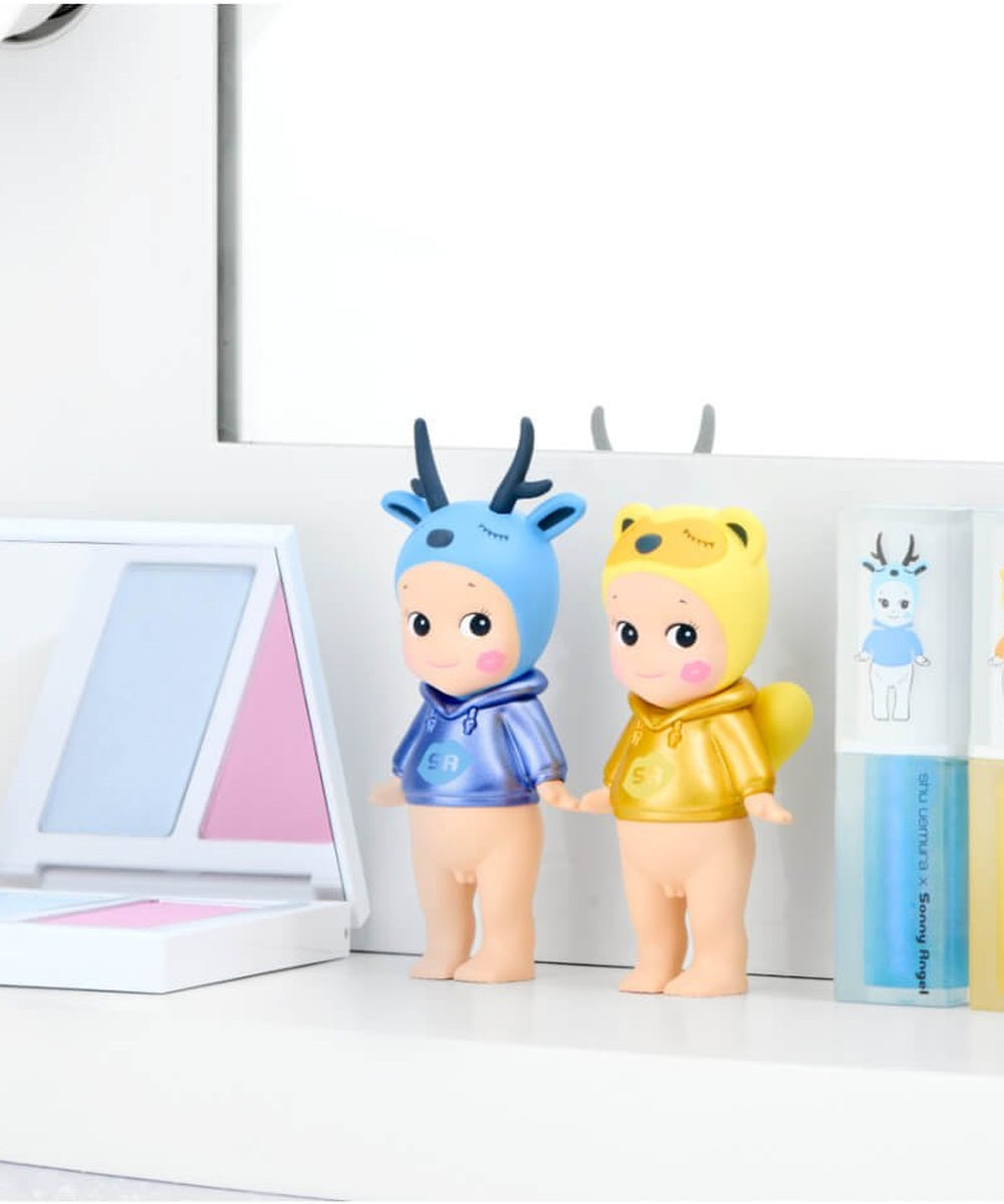 Deux figurines Sonny Angel Makeup Angel près d'un miroir