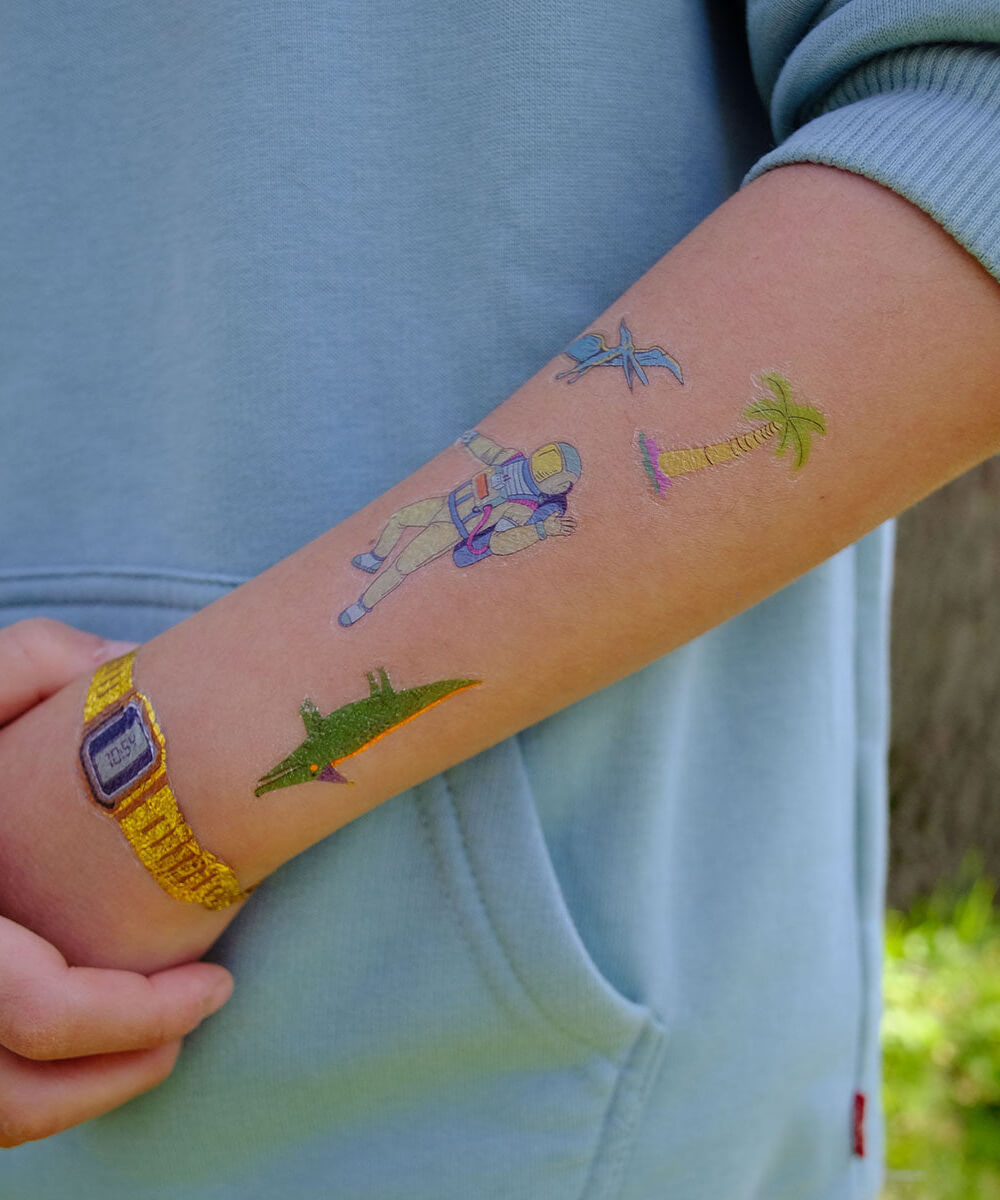 20 tatouages dorés Bracelets de la marque La Petite Épicerie, en mise en scène