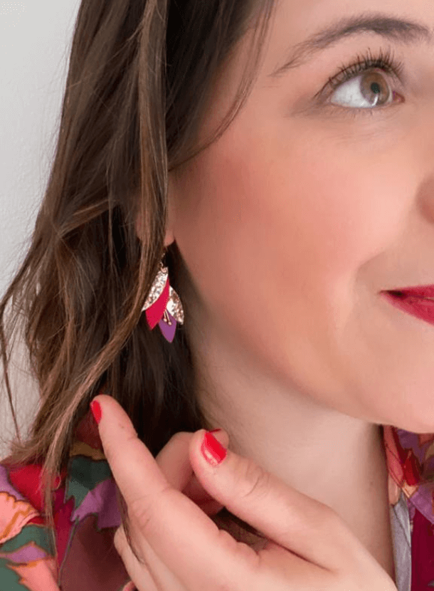 Photo portée des boucles d'oreilles Tibre réalisées en cuirs recyclés par la marque française May & June