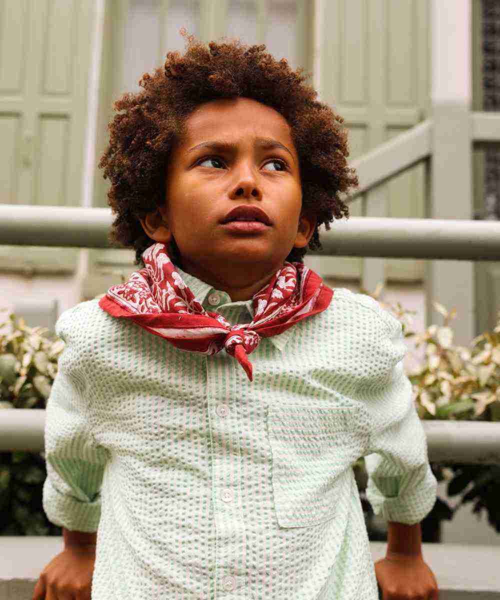 Petit foulard Calcutta Pourpre de la marque So Family porté par un enfant