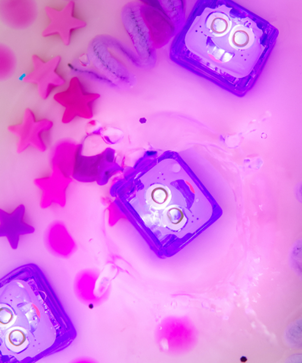 4 cubes lumineux Lila violets de Glo Pals : ils s'illuminent automatiquement dans l'eau du bain