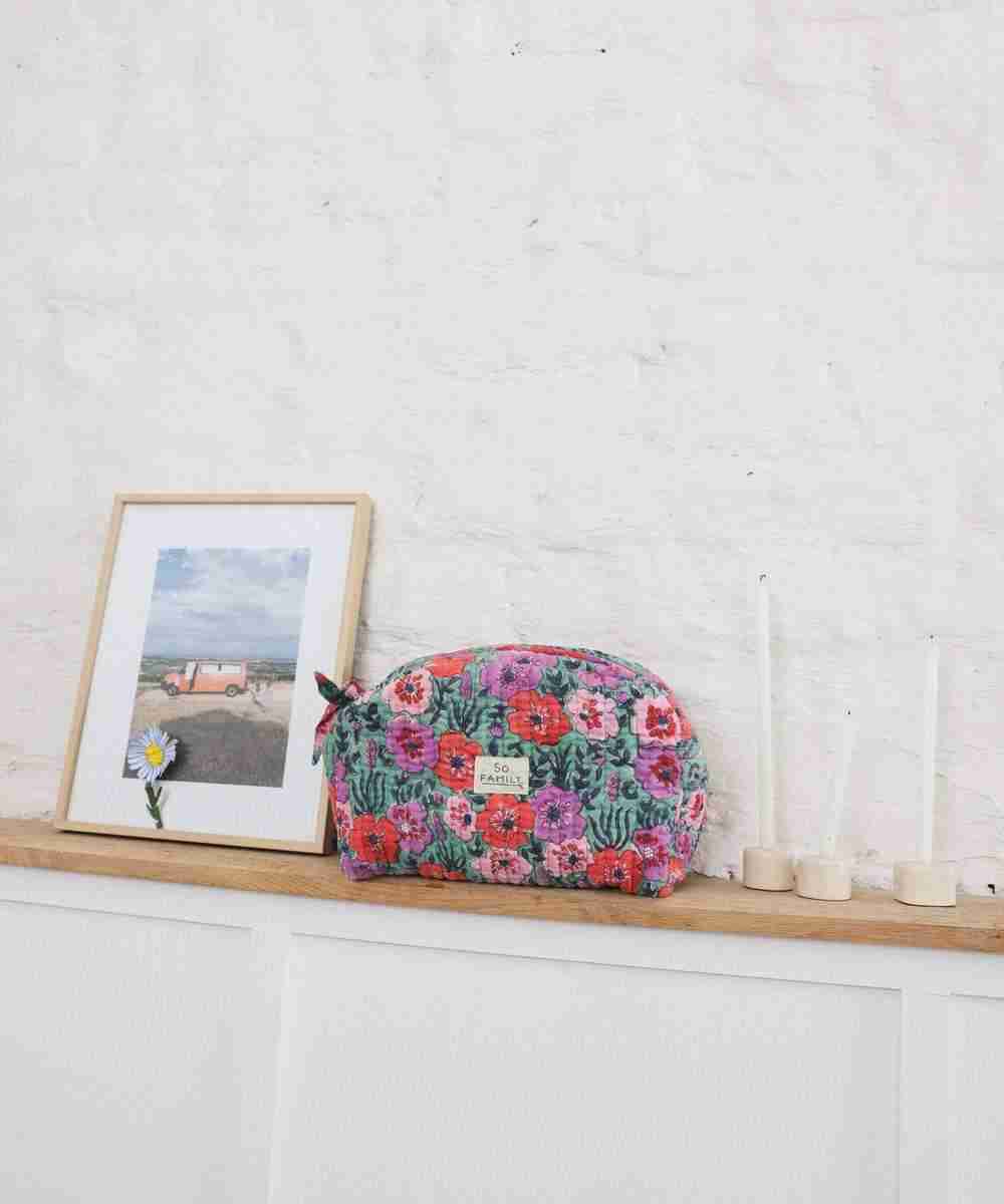 Grande trousse à maquillage en coton matelassé imprimé à la main So Family avec fermeture éclair en métal.