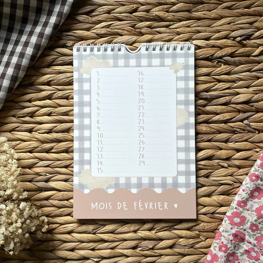 Photo de l'intérieur du calendrier d'anniversaires de Papier Poetic
