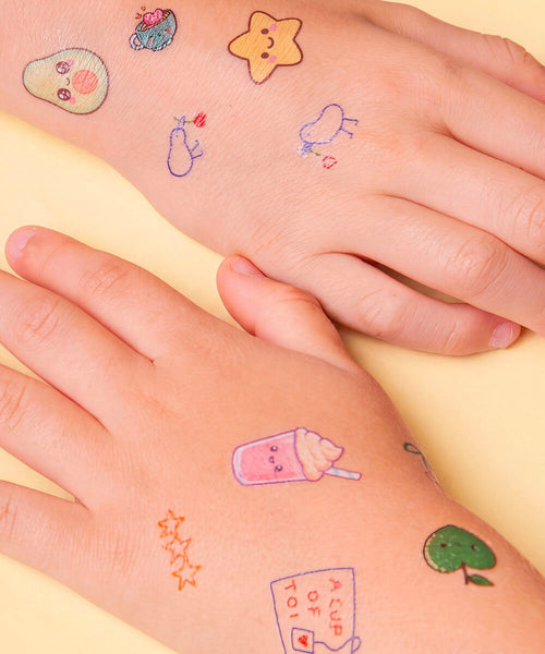 70 tatouages pailletés Best Friends de la marque La Petite Épicerie, en mise en scène