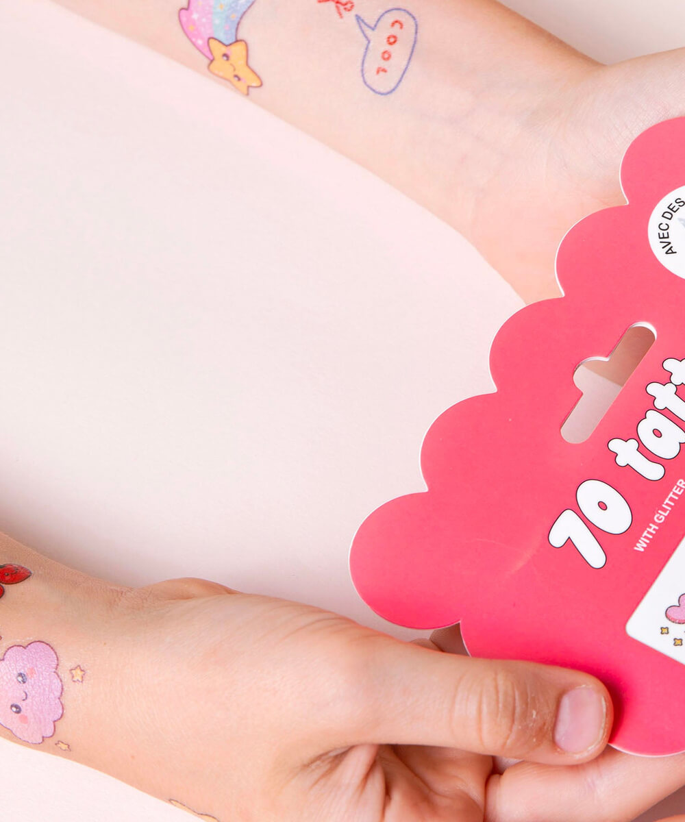 70 tatouages pailletés Best Friends de la marque La Petite Épicerie, en mise en scène