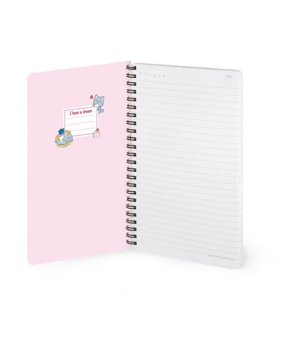 Cahier A5 Chat de Legami ouvert sur ses pages lignées et sa couverture intérieure, sur fond blanc