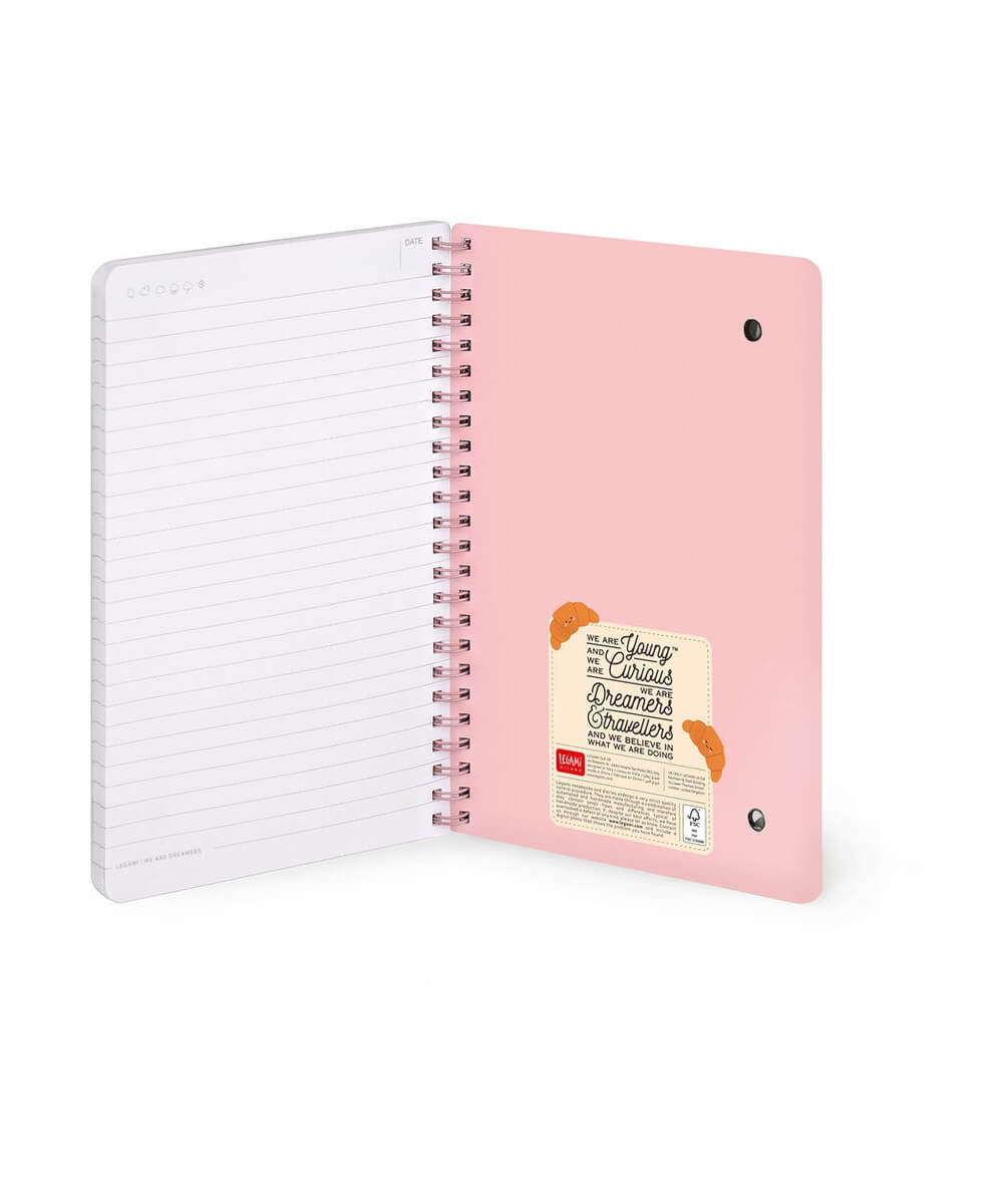 Intérieur du cahier A5 Croissant de Legami avec ses pages lignées et sa couverture arrière, sur fond blanc