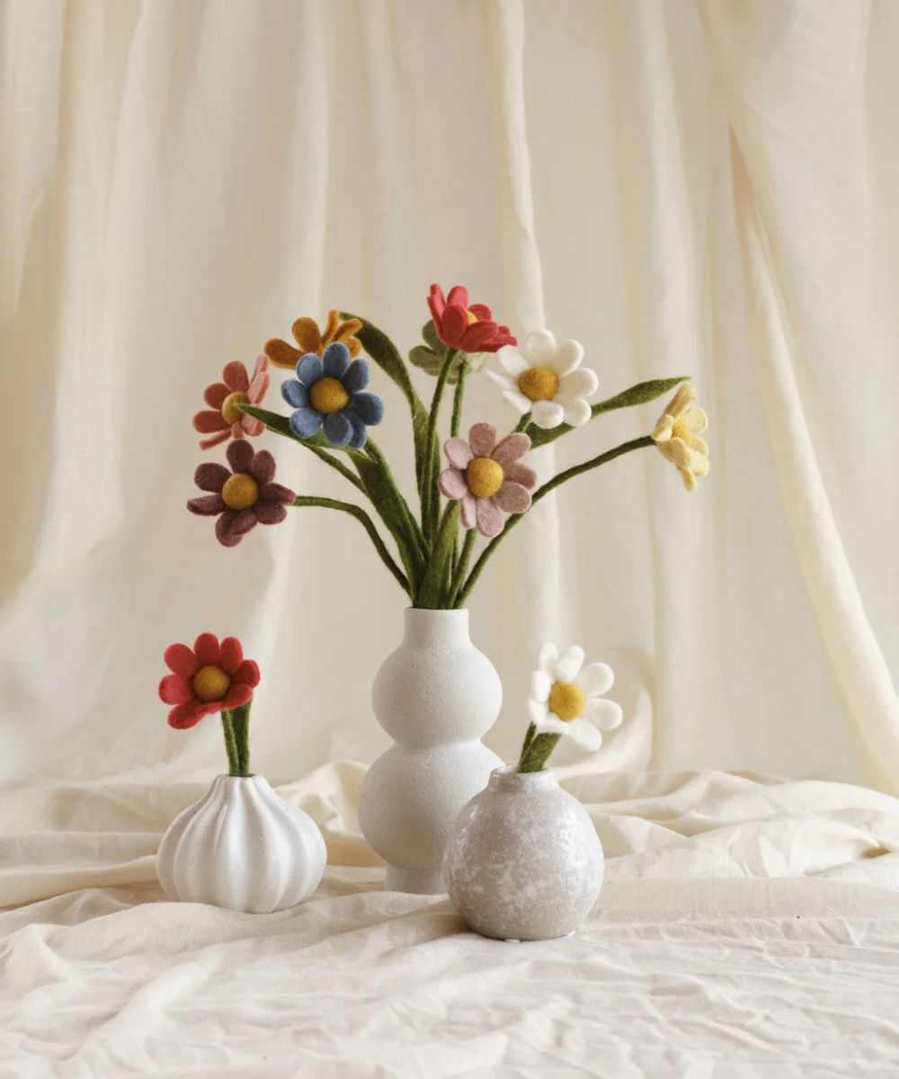 Anémone de la marque Gry & Sif de différentes couleurs dans des vases