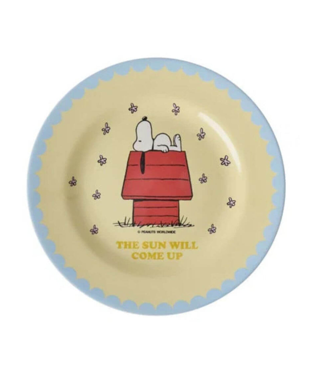 Assiette creuse en mélamine de la collaboration Snoopy écru de la marque Rice, sur fond blanc