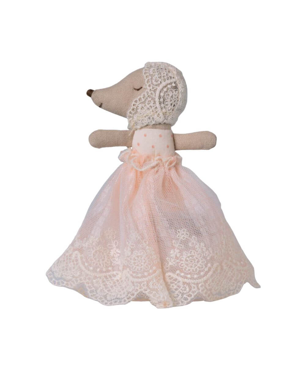 Bébé souris en robe poudre de la marque Maileg sur fond blanc
