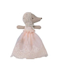 Bébé souris en robe poudre de la marque Maileg sur fond blanc