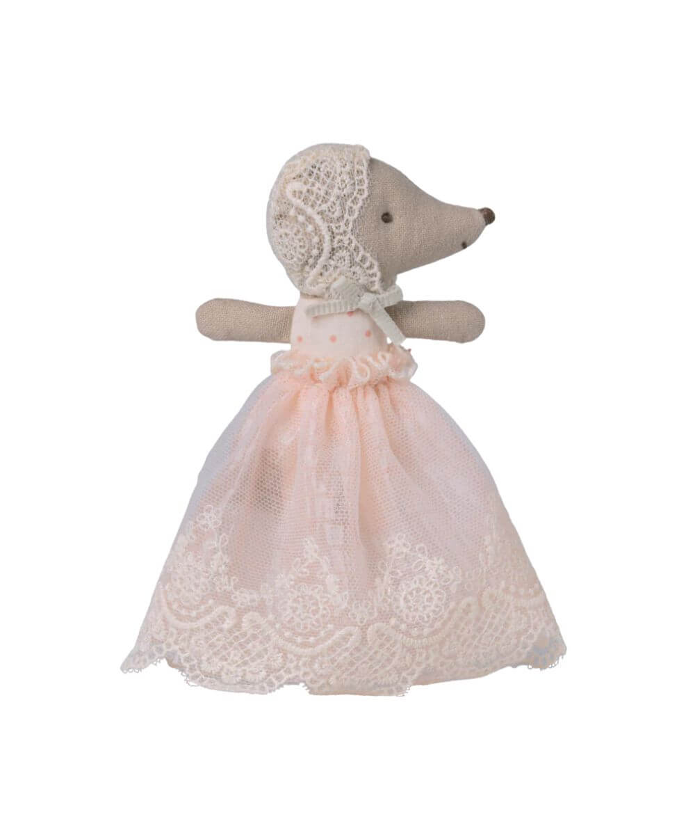 Bébé souris en robe poudre de la marque Maileg sur fond blanc