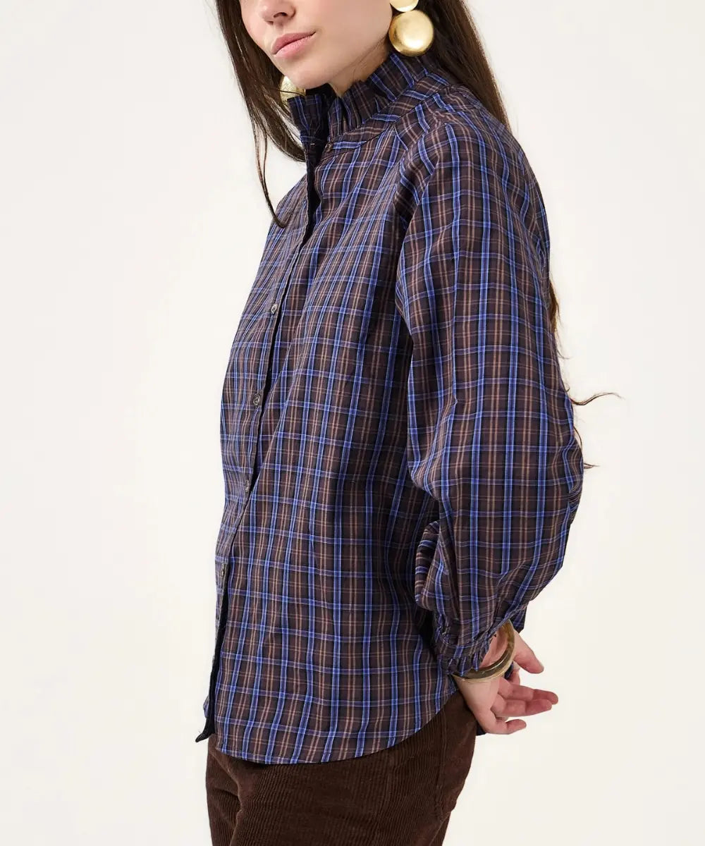 Blouse a carreaux Hervé avec col montant a volants et poignets fronces volantés.
