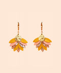 Boucles d'oreilles en cuir Douro Jaune et Rose de la marque May & June, sur fond clair