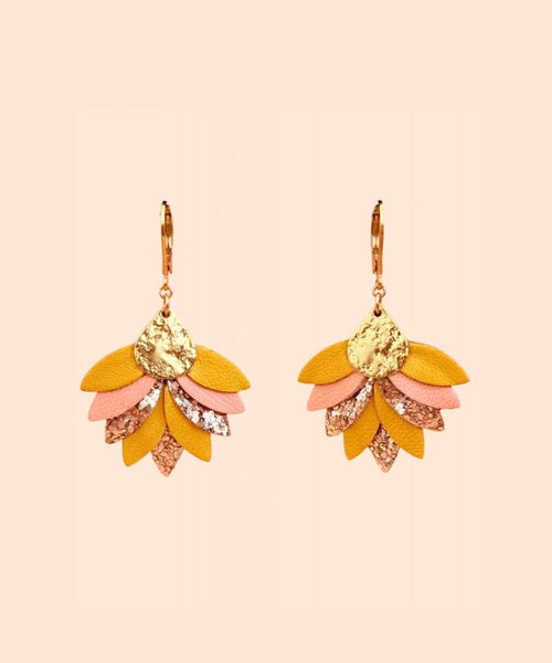 Boucles d'oreilles en cuir Douro Jaune et Rose de la marque May & June, sur fond clair