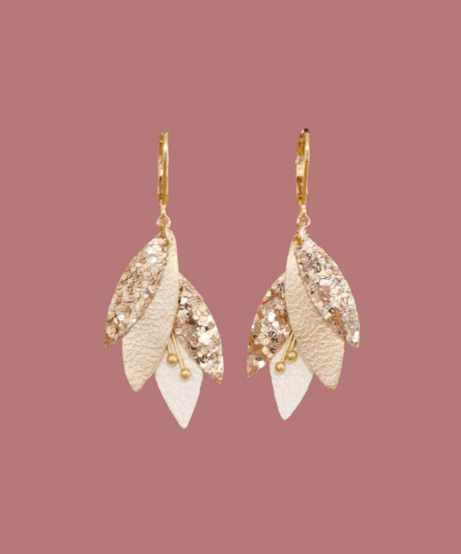 Boucles d'oreilles en cuir Tibre Blanc de la marque May & June, sur fond uni