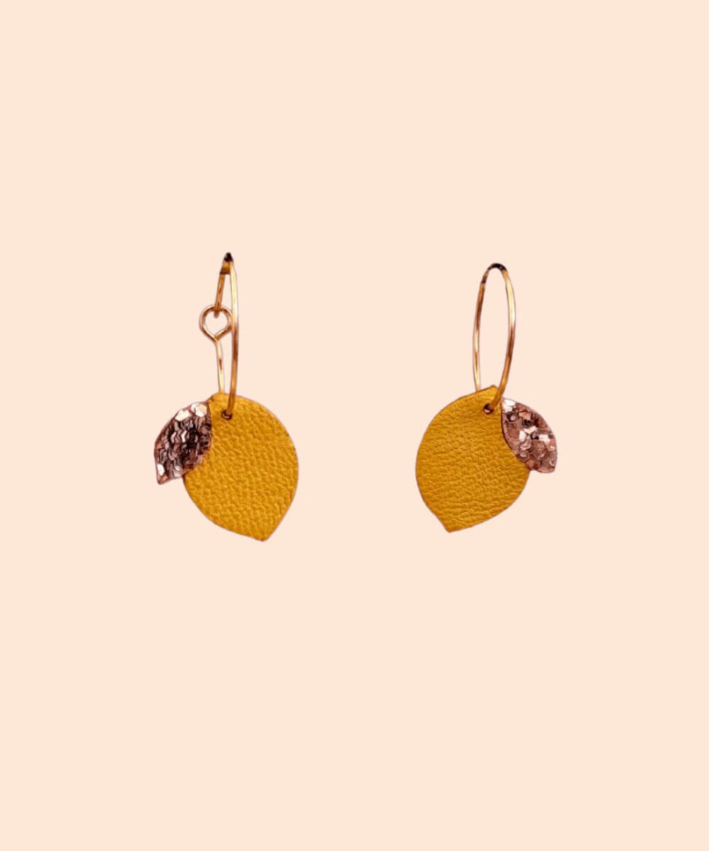 Boucles d'oreilles en cuir Citron de la marque May & June, sur fond clair