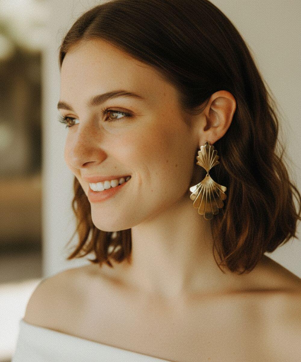 Boucles d'oreilles Manon de la marque Viadoli porté par un mannequin
