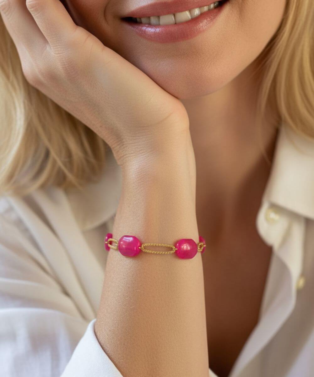 Bracelet Marie perlé Rose de la marque Viadoli, porté au poignet