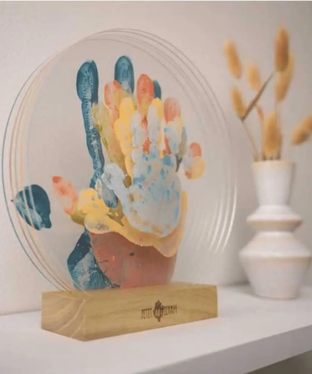 Cadre Empreintes Famille de Petit Artichaut posé sur une étagère