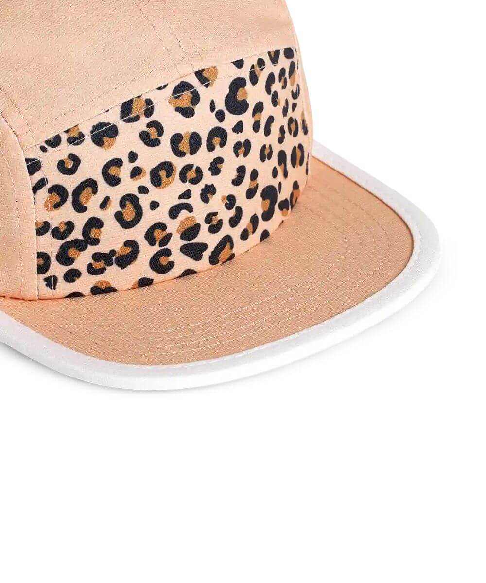 Zoom sur la Casquette Léopard Abricot de la marque Ki ET LA, sur fond blanc