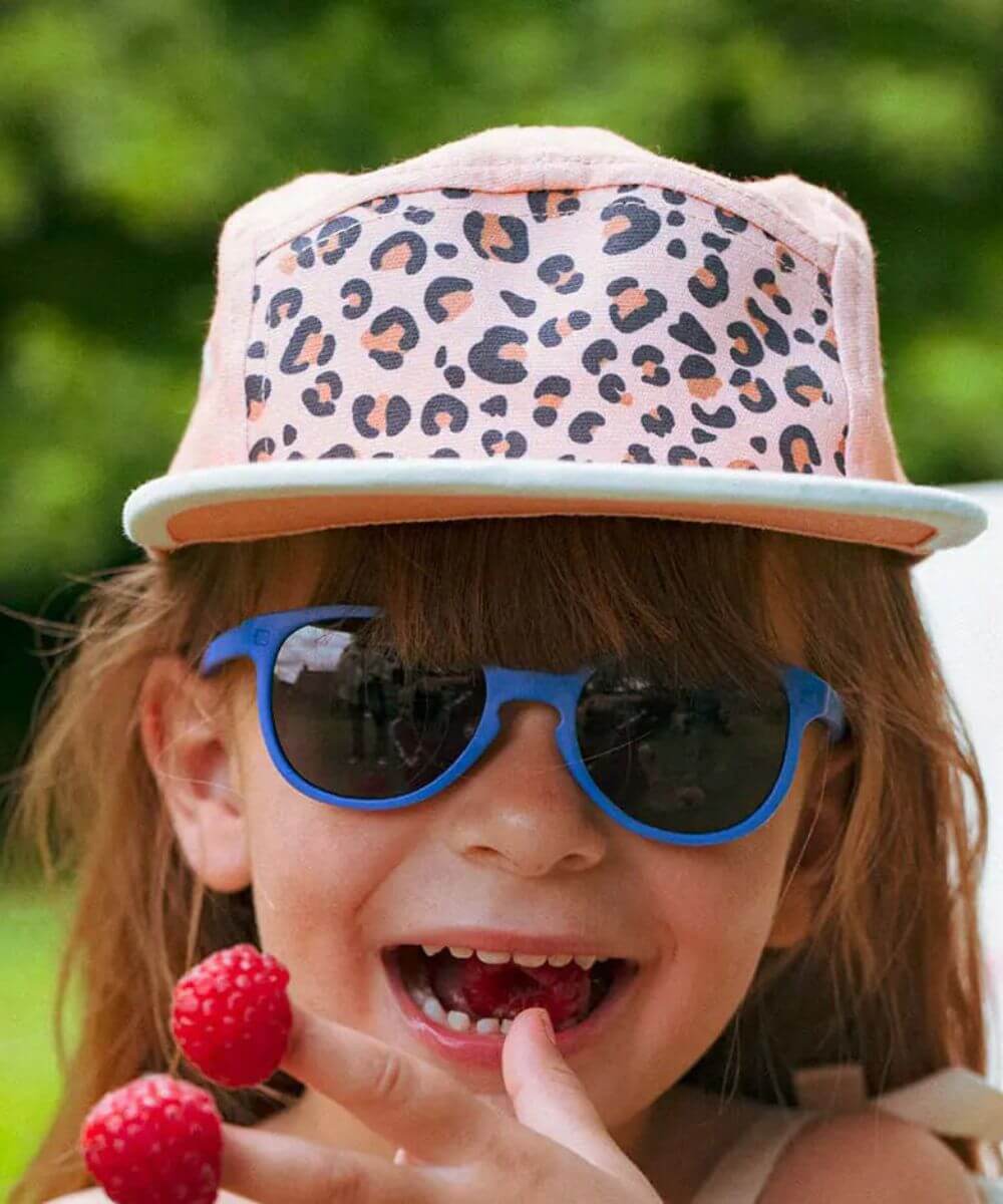 Casquette Léopard Abricot de la marque Ki ET LA, portée par une enfant