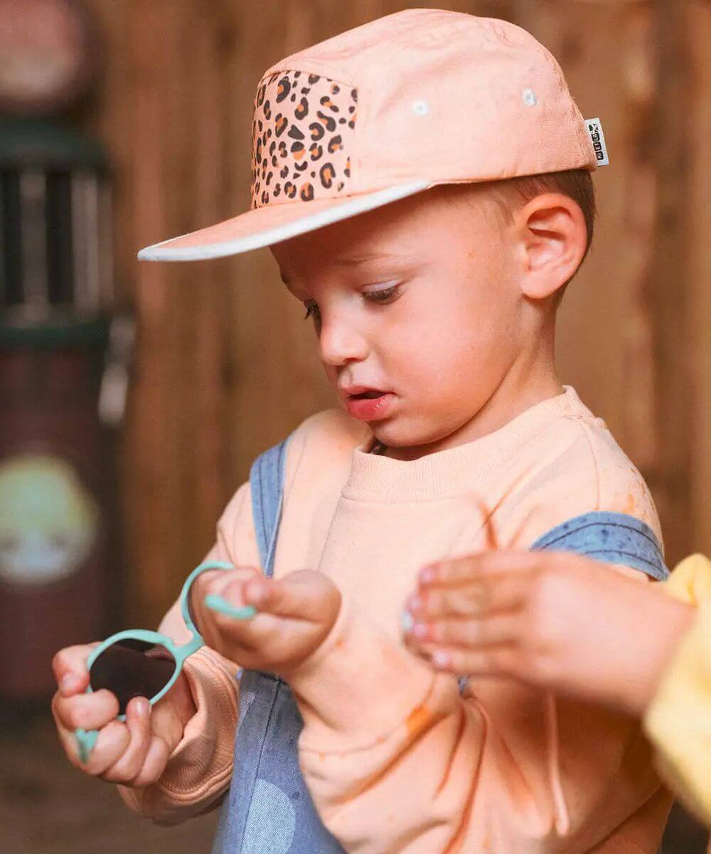 Casquette Léopard Abricot de la marque Ki ET LA, porté par un enfant