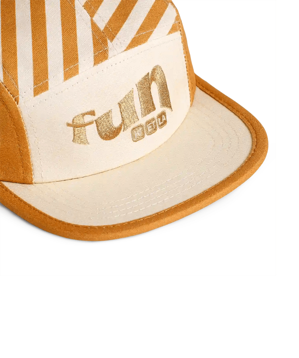 Gros plan sur la visière et la broderie "fun" dorée de la casquette rayée sable Ki ET LA