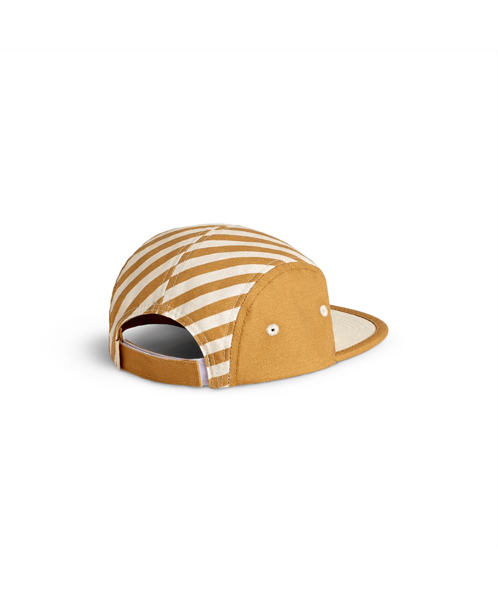 Casquette rayée sable dorée Ki ET LA vue de dos, fond blanc, détail du système de réglage