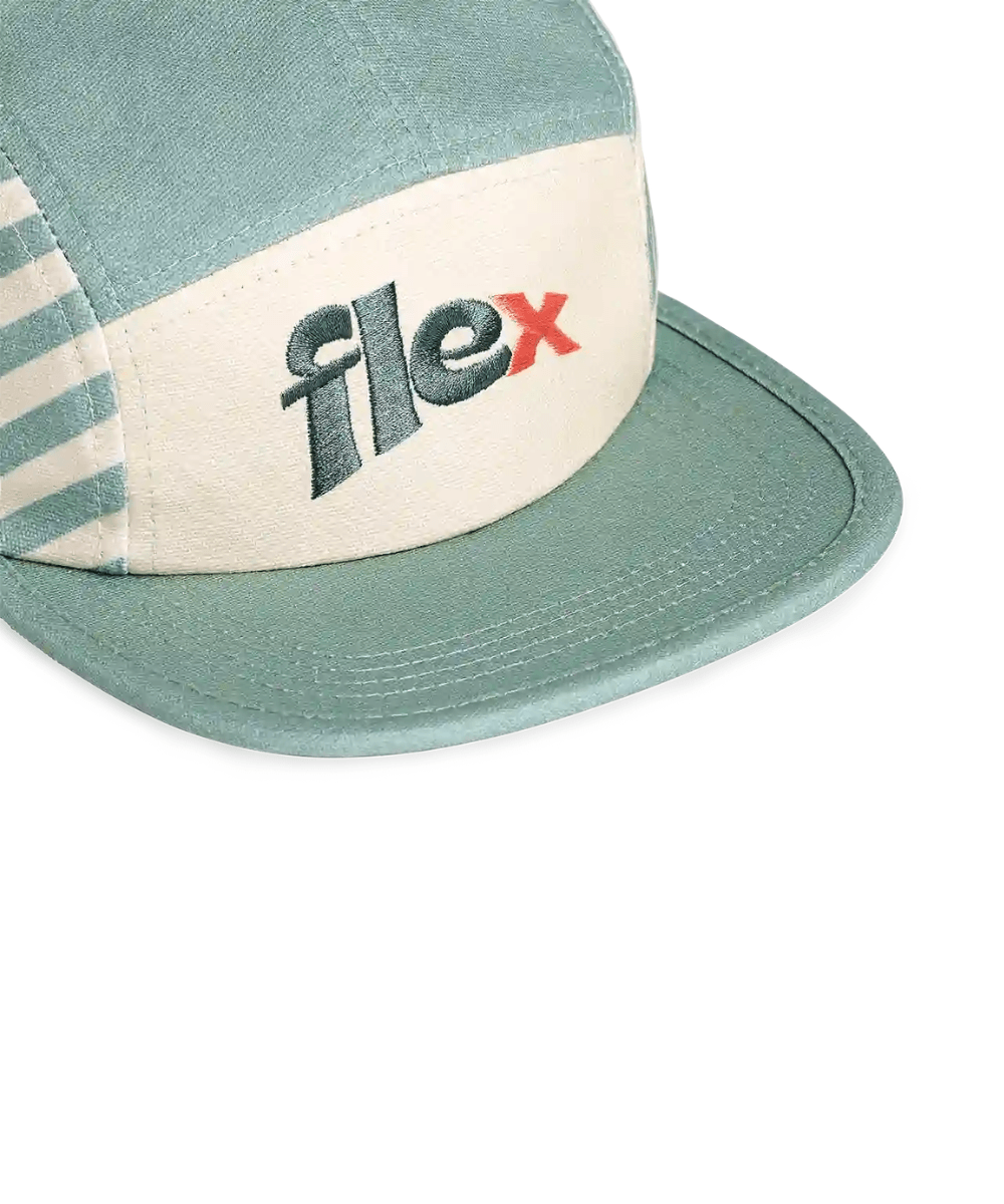 Gros plan sur la visière et la broderie "flex" de la casquette rayée vert sauge Ki ET LA