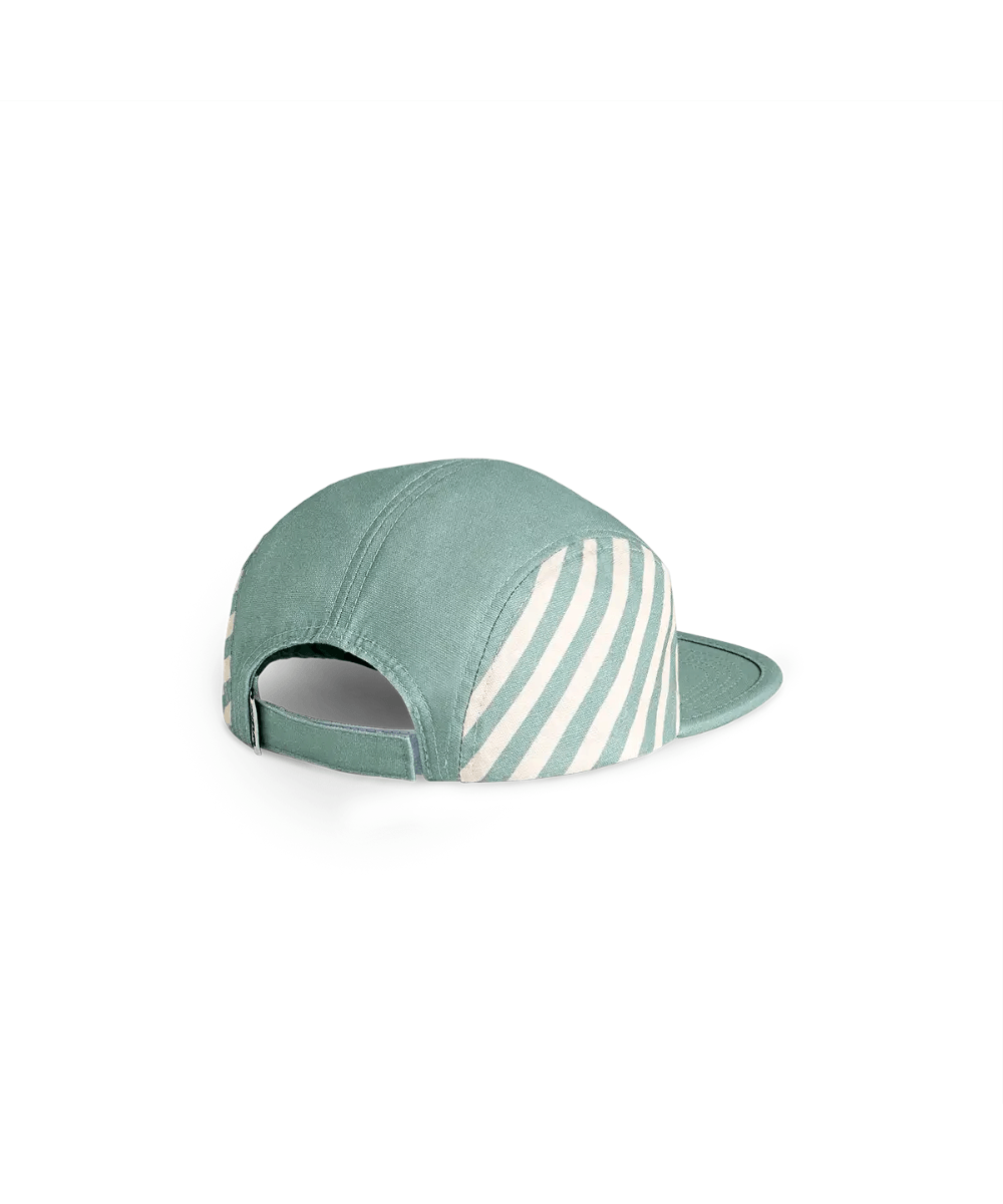 Casquette rayée vert sauge Ki ET LA vue de dos, fond blanc, détail du système de réglage