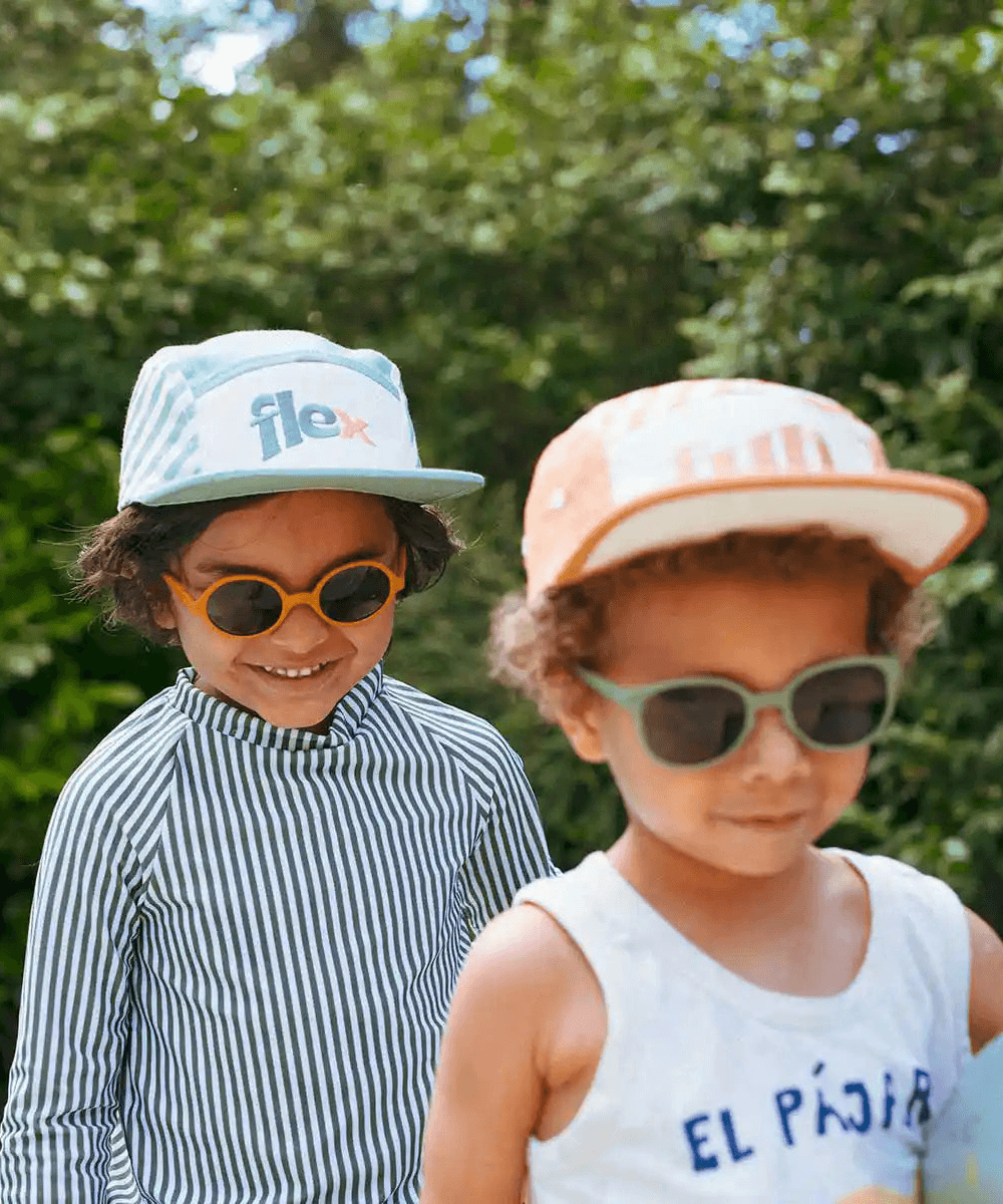 Deux enfants portant des casquettes Ki ET LA ambiance aventure nature