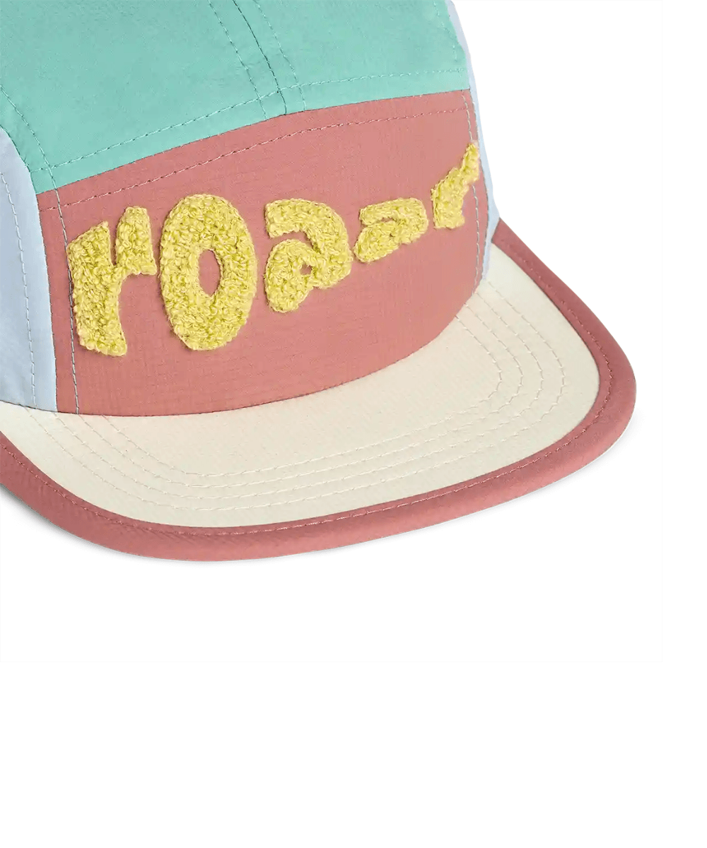 Détail broderie Roar jaune sur casquette enfant de la marque Ki ET LA