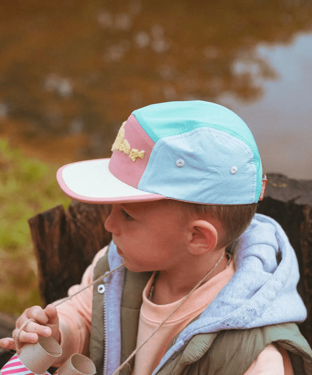 Enfant portant la casquette Roar de la 
marque Ki ET LA 
