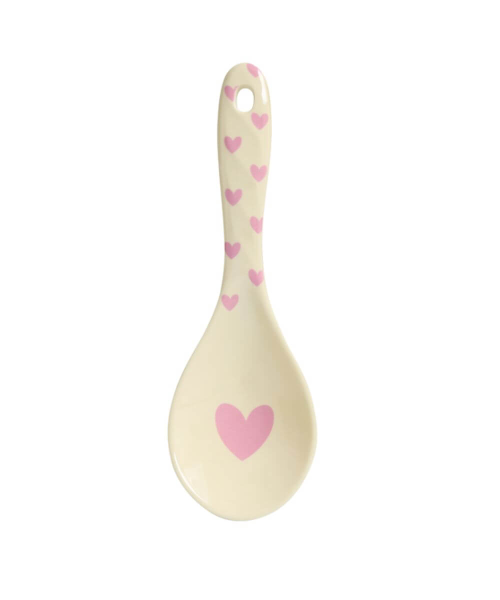 Cuillère à salade en mélamine imprimé Coeurs - Rose de la marque danoise Rice, sur fond blanc