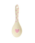 Cuillère à salade en mélamine imprimé Coeurs - Rose de la marque danoise Rice, sur fond blanc