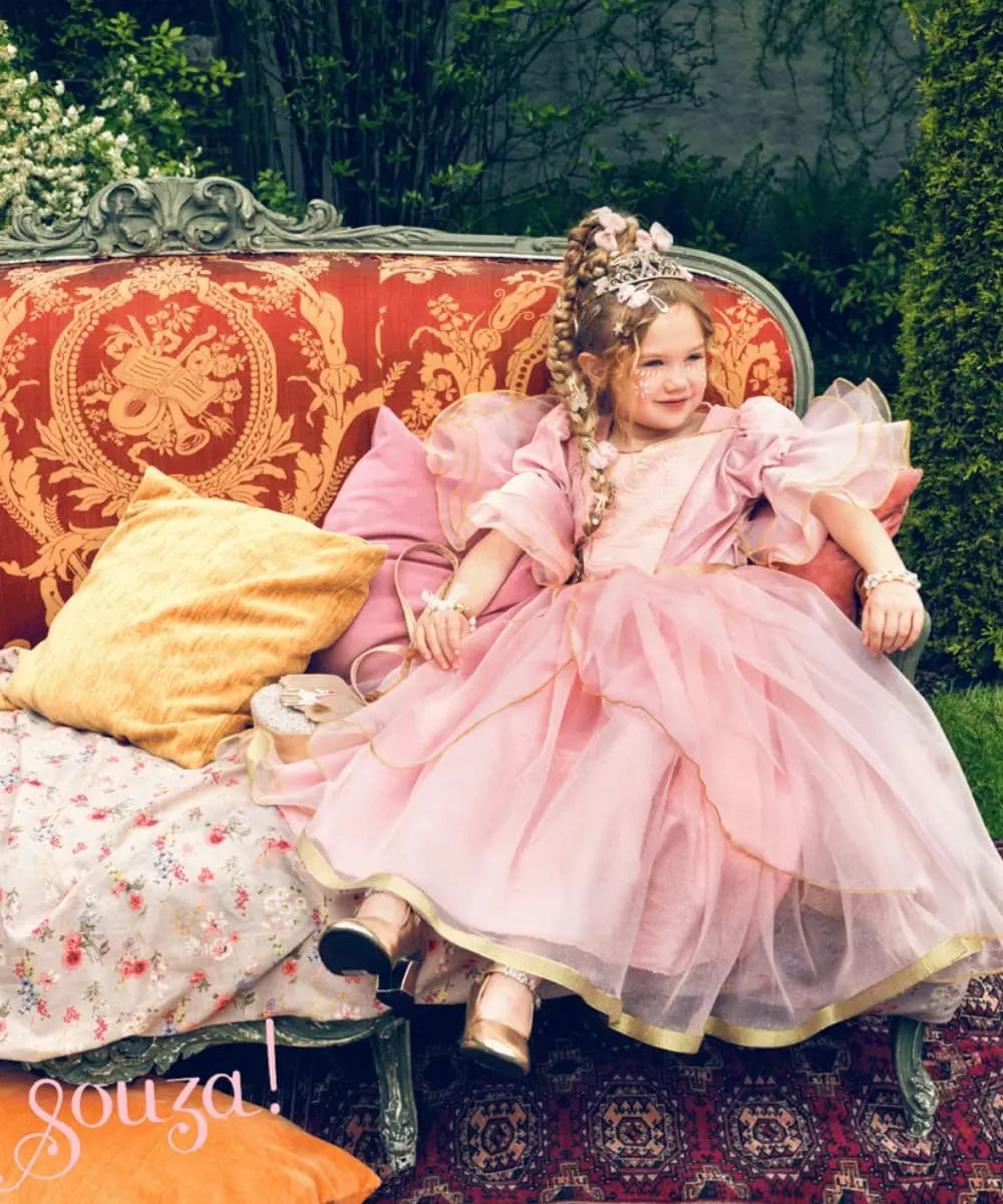 Enfant portant le déguisement de Princesse Marie-Laure de Souza