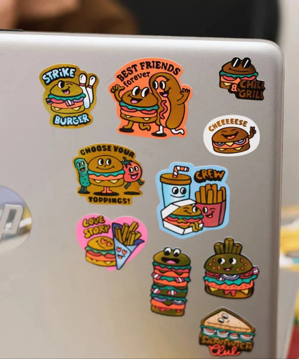 Photo des stickers Fabulous Big Burger de OMY collés sur un ordinateur