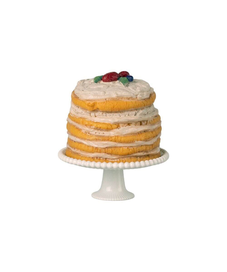 Gâteau de fête pour souris Maileg posé sur son présentoir, sur fond blanc