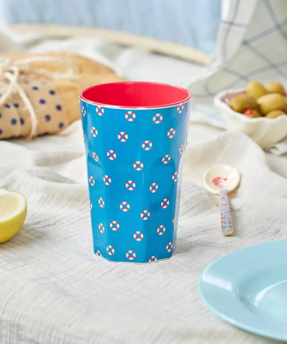 Grand Gobelet Bouées Melamine de la marque Rice sur une table ambiance bord de mer