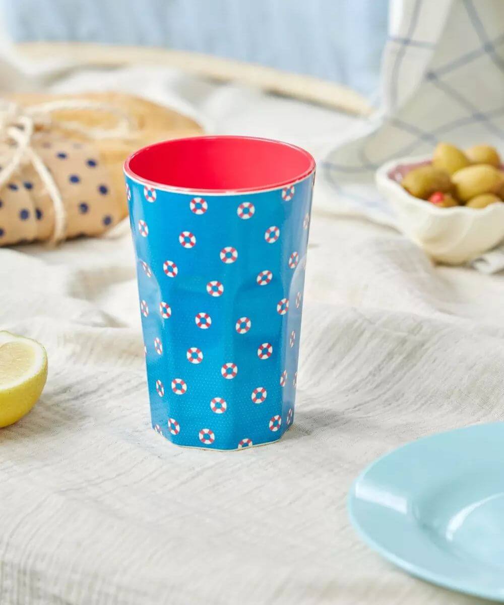 Grand Gobelet Bouées Melamine de la marque Rice sur une table ambiance bord de mer