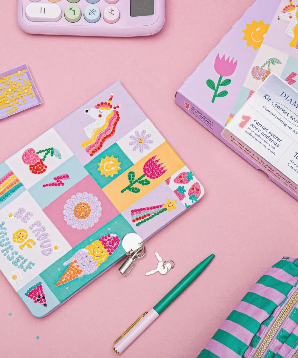 Carnet Secret à Diamanter de La Petite Epicerie posé sur le bureau d'un enfant