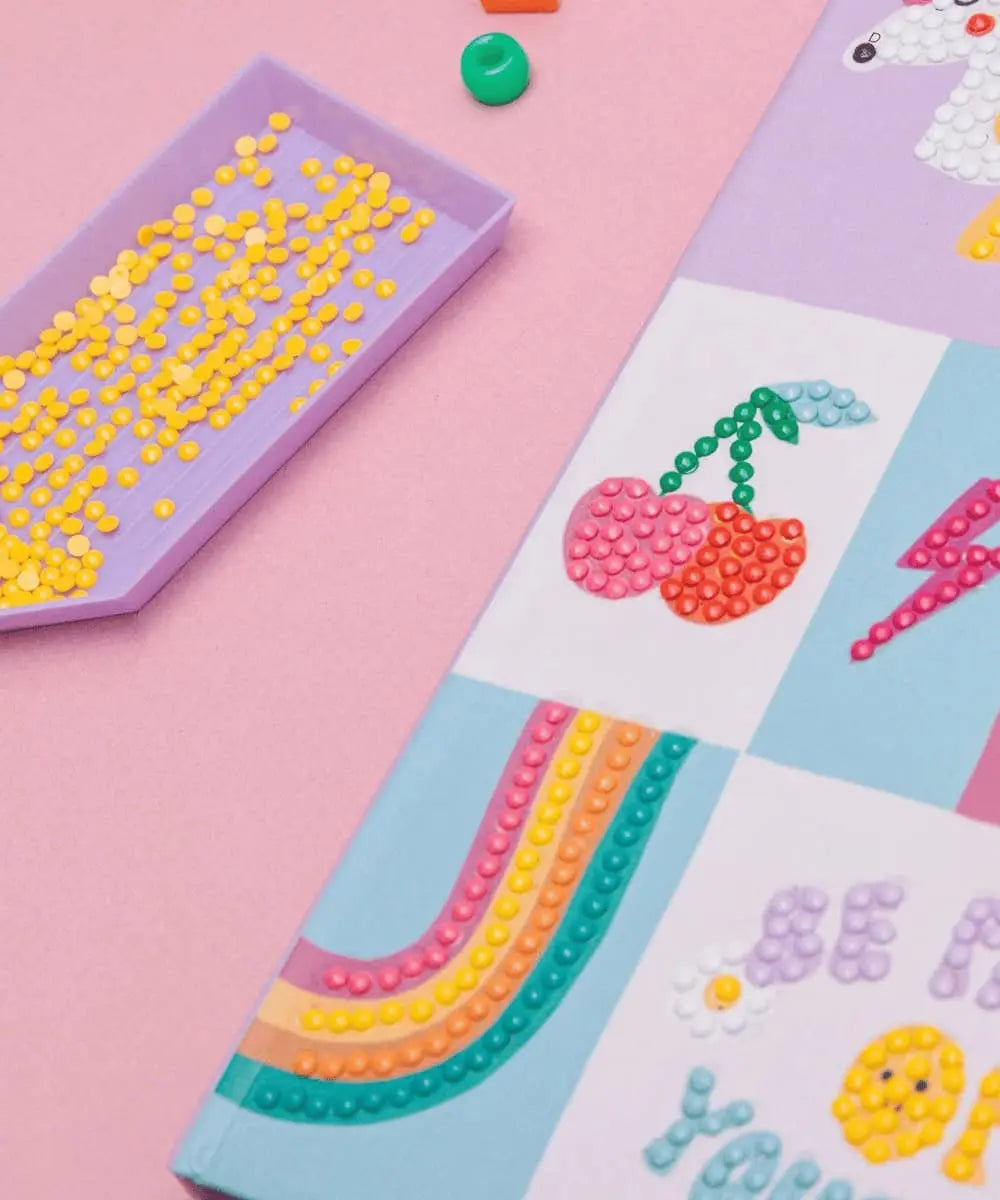 Détails des strass du kit de Diamond Painting Carnet secret de La Petite Epicerie