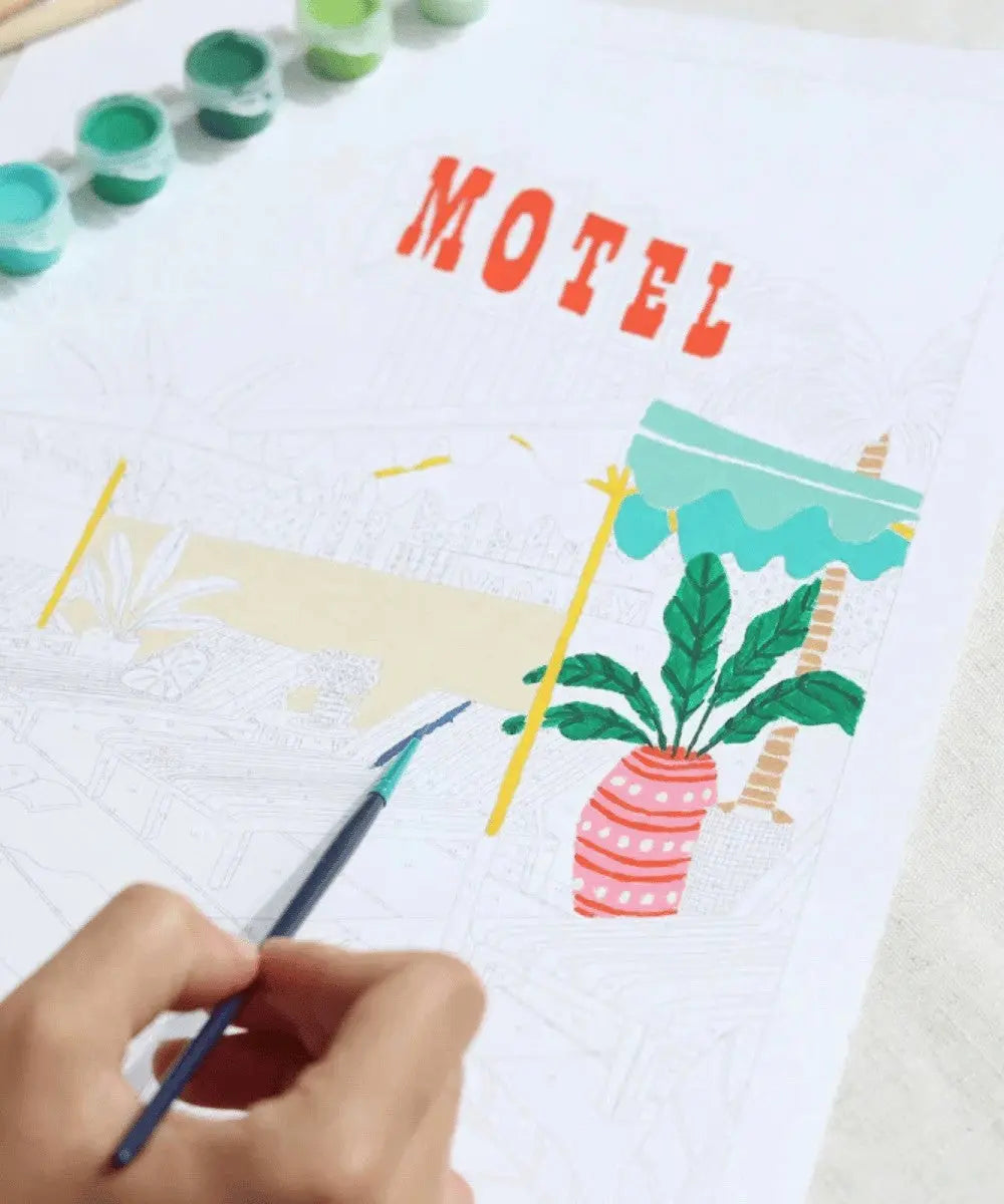 Photo d'une personne en train de réaliser la Peinture au Numéro Motel Pool de la collection Petit Pinceau